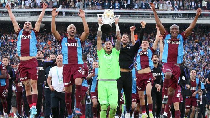 Şampiyon Trabzonspor kupasını İstanbul’da da kaldırdı