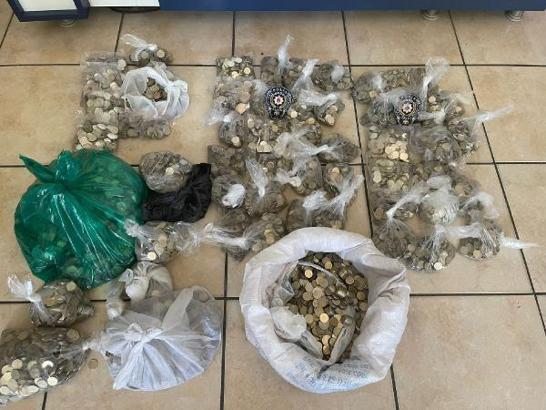 Değerinden fazla kazanmak için bozuk paraları kiloyla sattı