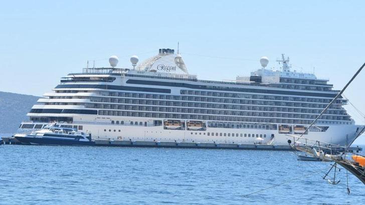 Bodrum'a sezonun 11'inci yolcu gemisi geldi