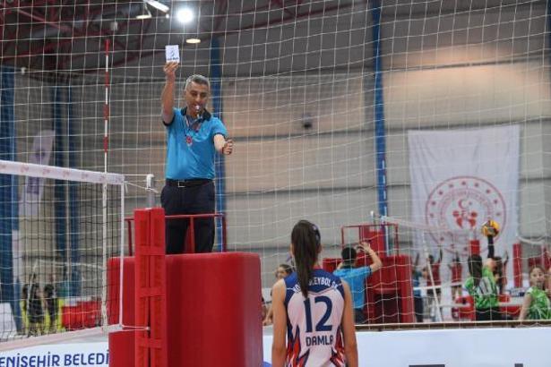 Türk voleybolunda 'beyaz kart' ilk kez gösterildi