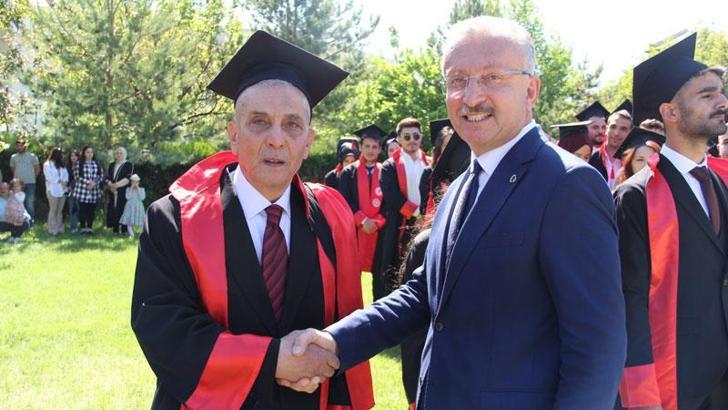 1963'te Ankara'da başladığı hukuk fakültesinden 77 yaşında Erzincan'da mezun oldu