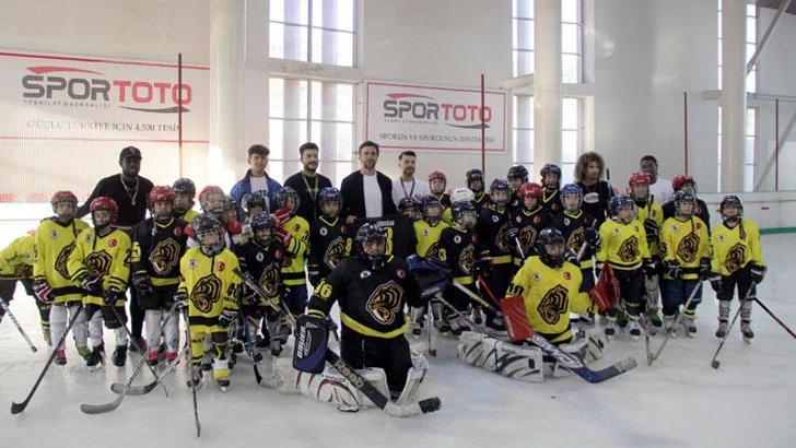 Hataysporlu futbolcular, buz hokeyi sporcuları ile buluştu