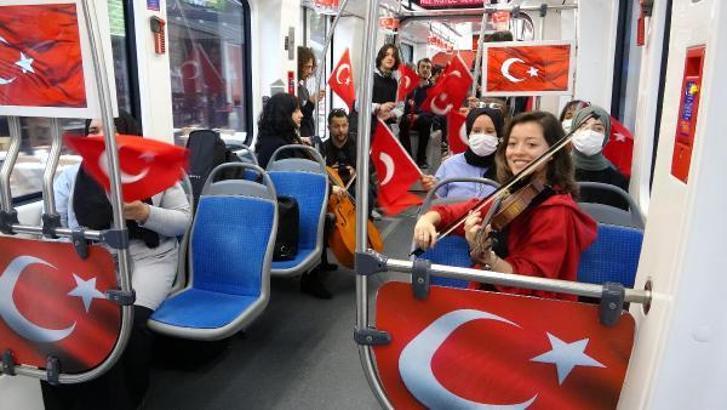 '19 Mayıs tramvayı'nda Gençlik Marşı'nı söylediler