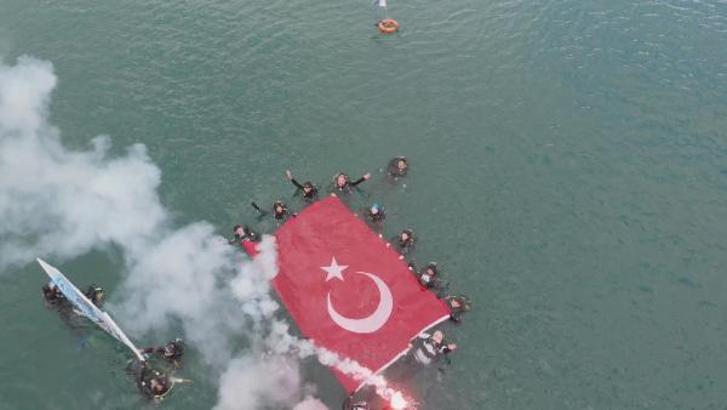 Havadan fotoğraflar // Kadıköy'de denizde Atatürk Portresiyle Türk Bayrağı açtılar