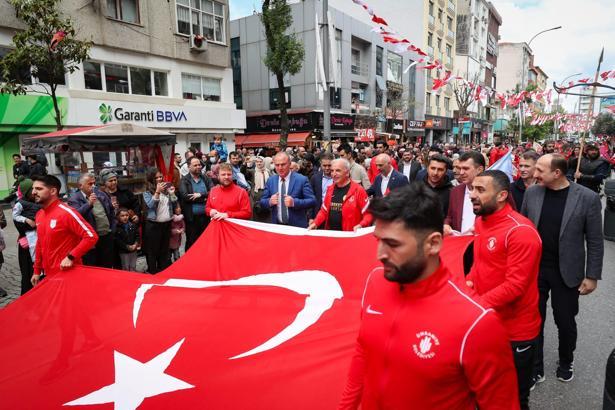 Ümraniye'de 19 Mayıs, 'Gençlik ve Spor' yürüyüşüyle kutlandı