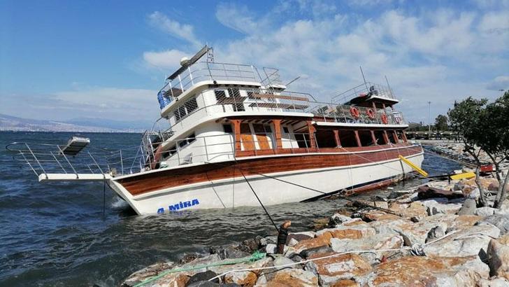 İzmir’de fırtınada tekne yan yattı
