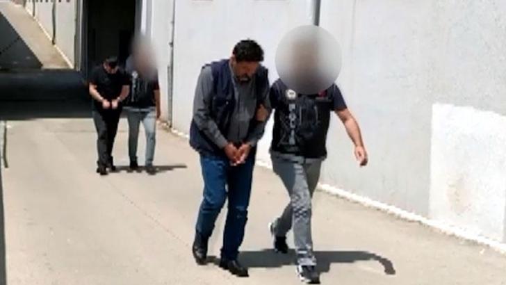 Baba-oğul, polisi görünce çoraplara sakladığı uyuşturucuları bahçeye attı