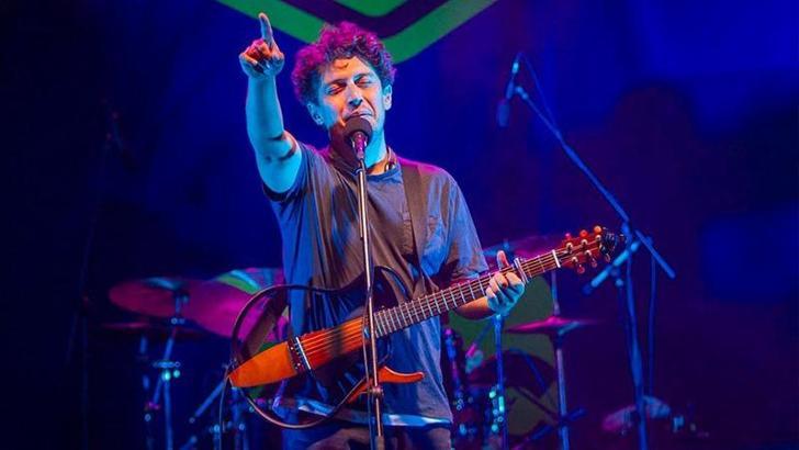 Pinhani, 19 Mayıs kutlamalarında İzmir’de gençlerle buluÅŸtu