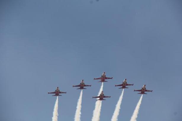 Bahar şenliklerinde Türk Yıldızları'nın gösterisi nefes kesti