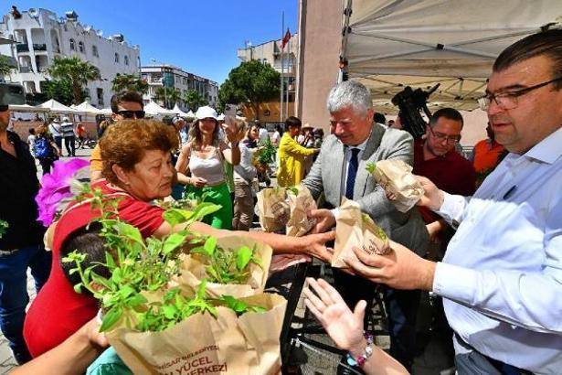 Seferihisar'daki  11. Tohum Takas Şenliği'nde 300 bin fide dağıtıldı
