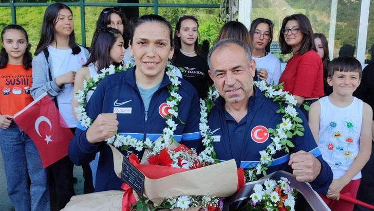 Milli boksör Elif Güneri, Karabük'te çiçeklerle karşılandı