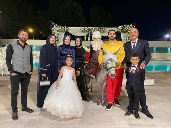 Sünnet organizasyonunda eşeğe ters binen Nasreddin Hoca ilgi odağı oldu
