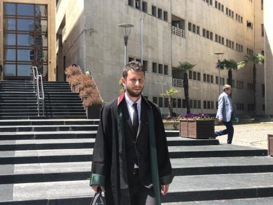 Kimya okudu, mübaşirlik yaptı, avukat oldu