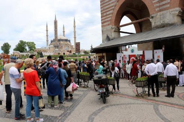 Edirne'de dağıtılan 300 kilo ciğer, 10 dakikada tükendi