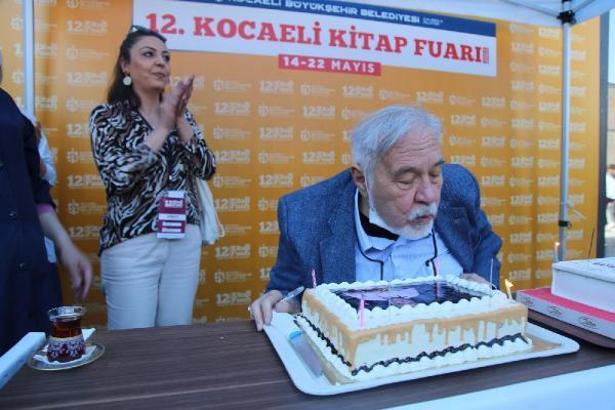 İlber Ortaylı'ya fuarda doğum günü sürprizi