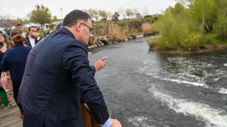 Van Valisi, inci kefalinin göçünü izledi