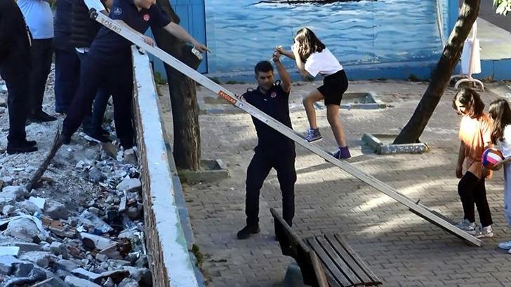Avcılar'da okul bahçesinde mahsur kalan kız öğrencileri itfaiye kurtardı