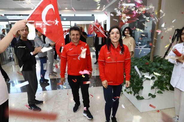 Boks şampiyonu Ayşe Çağırır'a sürpriz karşılama