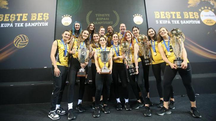 Sezonu 5 kupa ile kapatan VakıfBank, basınla buluştu