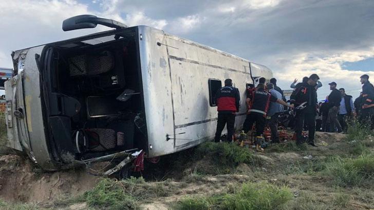Çankırı'da işçileri taşıyan otobüs devrildi: 3'ü ağır 18 yaralı