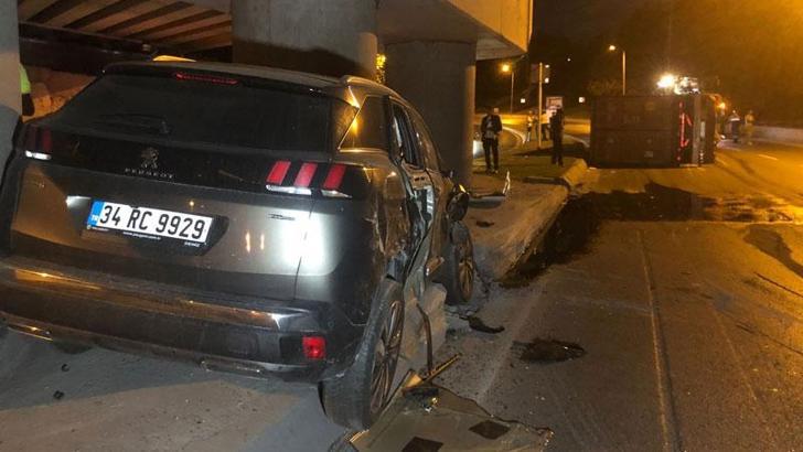 Bakırköy'de alt geçide takılan TIR otomobili sıkıştırıp devrildi