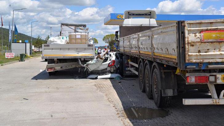 Otomobil, dinlenme tesisinde TIR'lara çarptı: 3 ölü, 1 yaralı