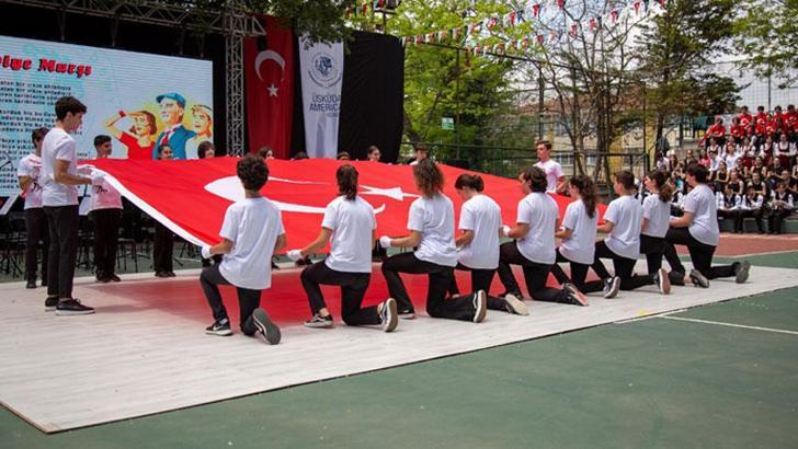 Anıtkabir’de dalgalanan bayrak, lise öğrencilerine emanet edildi