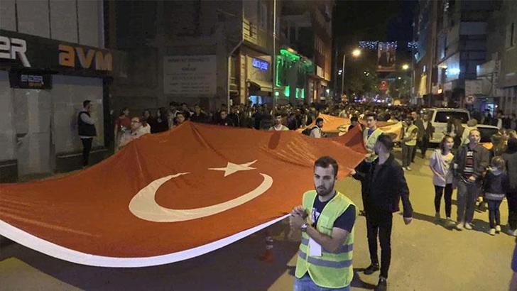 Bilecik’te konser ertelendi, binlerce kişi şehitler için yürüdü