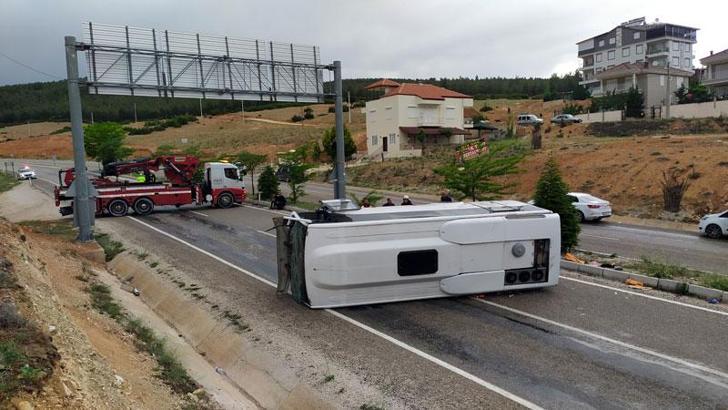Antalya’da tur midibüsü devrildi: 22 yaralı