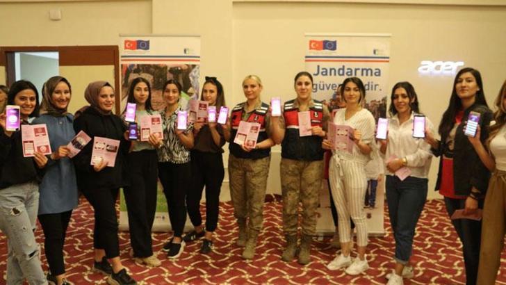 Kadın astsubaylar, kız yurdundaki öğrencilere KADES'i anlattı