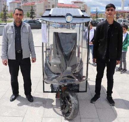 Ağrı'da öğrenciler hurda malzemelerden engelliler için elektrikli otomobil yaptı