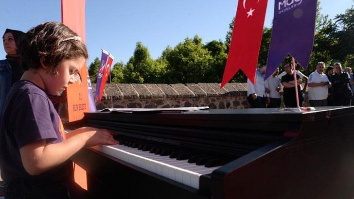 Tarihi On Gözlü Köprü'de 8 yaşındaki Delal'den piyano resitali