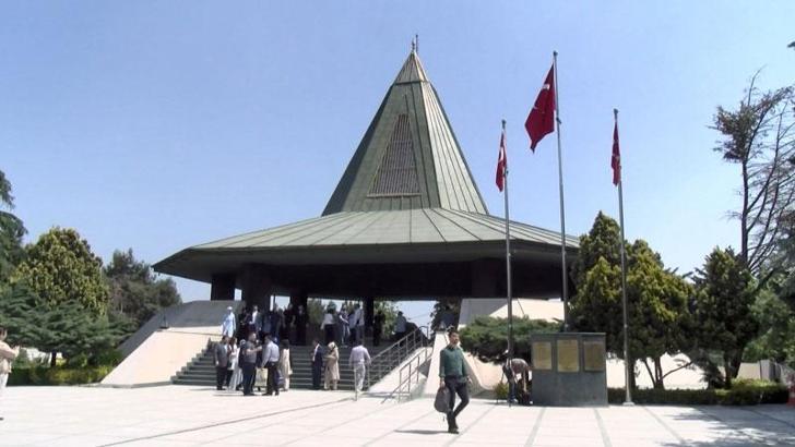 27 Mayıs'ın yıldönümünde Adnan Menderes mezarı başında anıldı