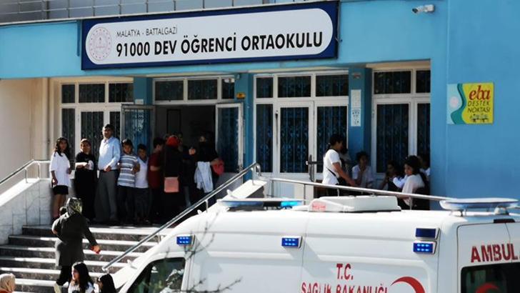 Okulda rahatsızlanan 12 öğrenci hastaneye kaldırıldı
