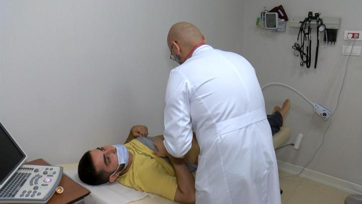 Karnında 40 santimetrelik fıtıkla yaşıyordu, tedavide kullanılan yeni cihaz ile sağlığına kavuştu