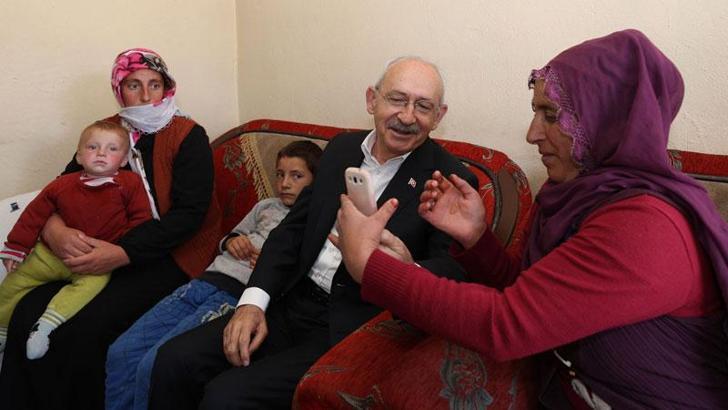 Kılıçdaroğlu, evlerinin elektriği kesik olan aileyi ziyaret etti