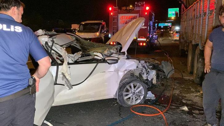 Beykoz'da TEM Otoyolu'nda otomobil kamyona çarptı: 1 ölü, 1 yaralı