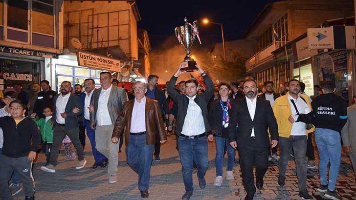 Adilcevaz’da şampiyonluk kutlaması