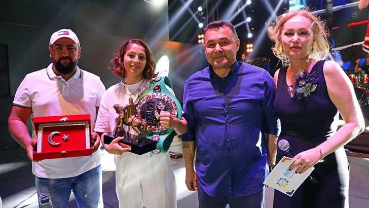 WBC Gümüş Kemer Şampiyonu Seren Ay Çetin'e sahnede plaket