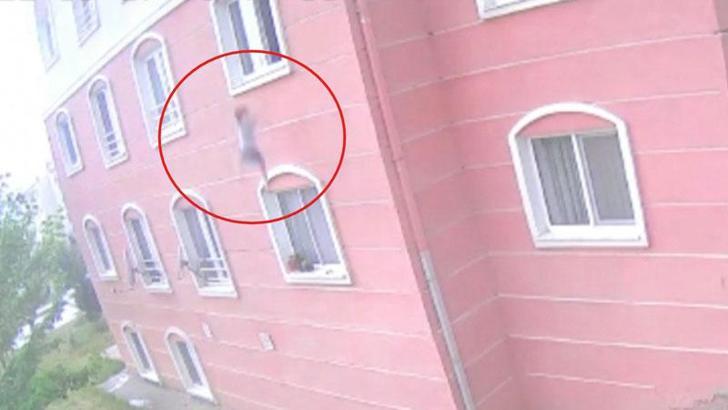 3 yaşındaki Omar’ın 5’inci kattan düşme anı kamerada