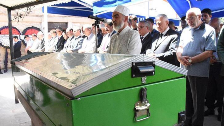 Binali Yıldırım, Sivas'ta cenazeye katıldı