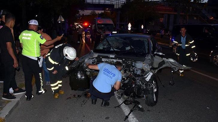 Direğe çarpan otomobilin motoru yerinden fırladı: 6 yaralı