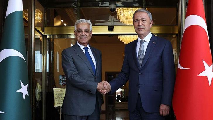 Bakan Akar, Pakistanlı mevkidaşı Asif ile bir araya geldi