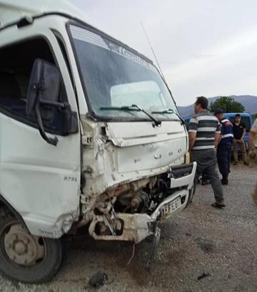 Kamyonetle çarpışan otomobildeki anne- kız öldü; 3 yaralı