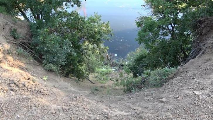 Arnavutköy'de otomobiliyle gölete düştü