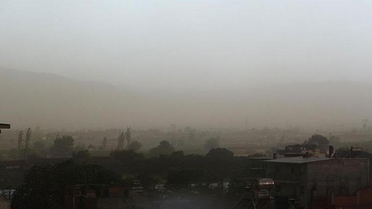Aydın'da yağmurla birlikte gökyüzünü toz bulutu kapladı