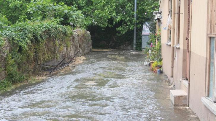 Ordu'da ana şebeke su borusu patladı; evi su bastı, yollar göle döndü