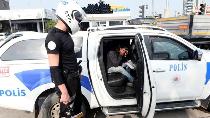 Trafik ışıklarında cam silip sürücülerden para isteyen 80 kişiye para cezası