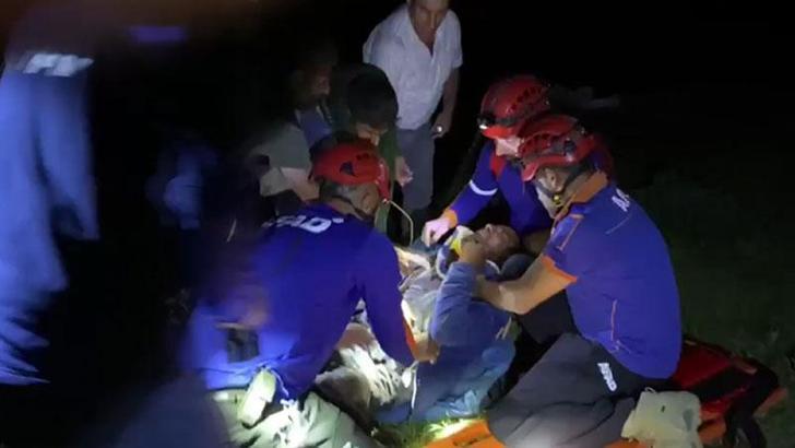 Sürüsüne saldıran kurda ateş ederken arkadaşını vurdu