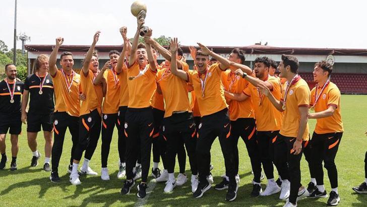 U19 Süper Lig şampiyonu Galatasaray kupasını aldı